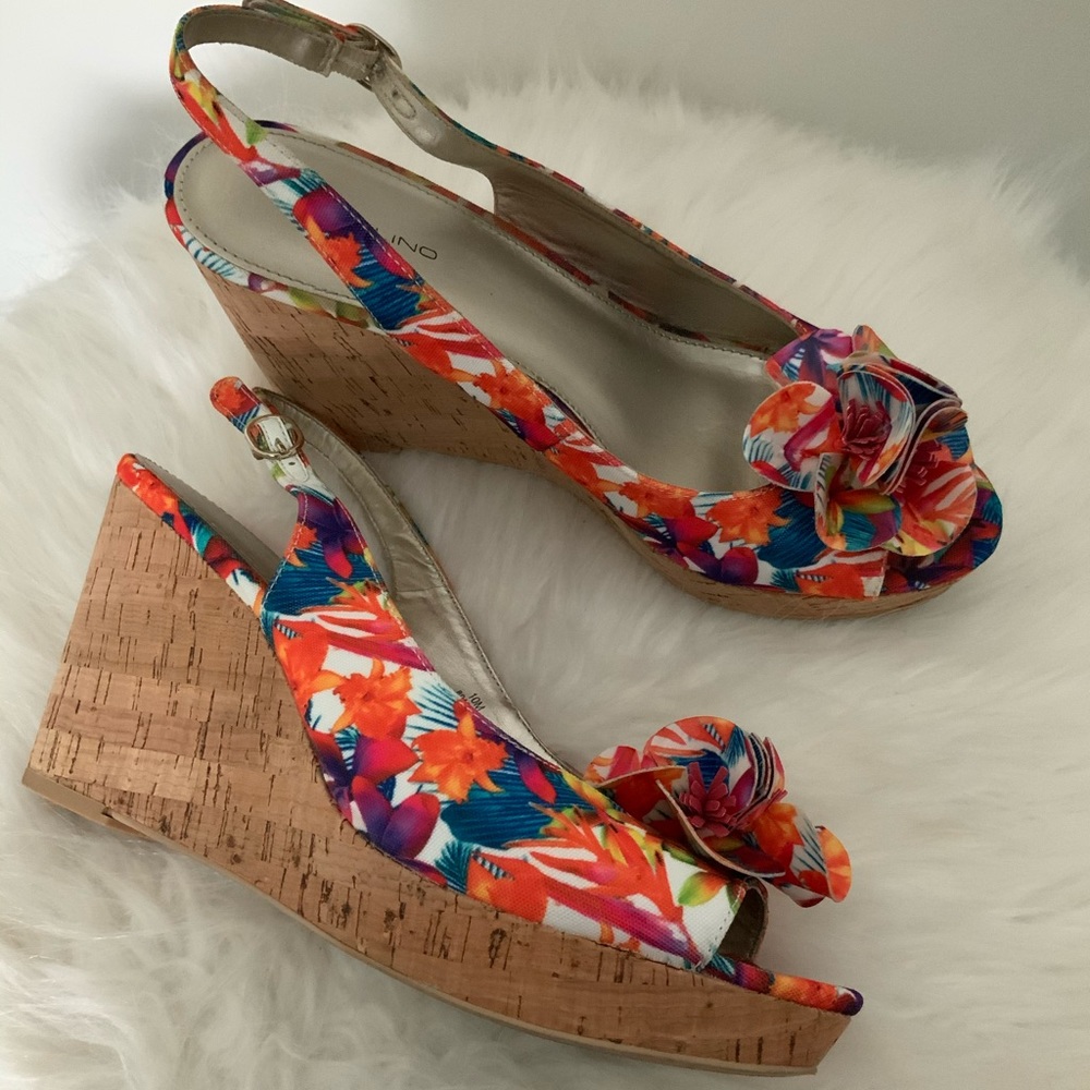 Floral print wedge